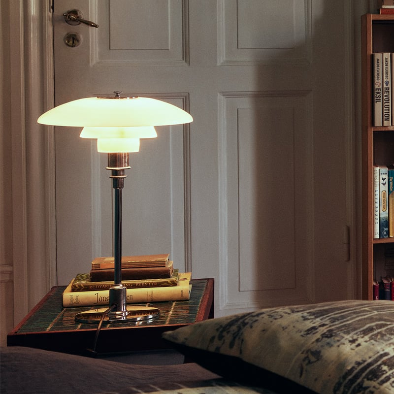 Moderne dansk LED bordlampe i skandinavisk stil, slankt jern- og glasdesign, varm glød, stilfuld belysning