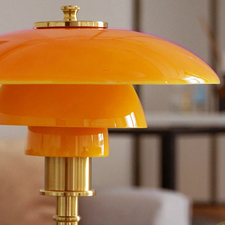 Moderne dansk LED bordlampe i skandinavisk stil, slankt jern- og glasdesign, varm glød, stilfuld belysning