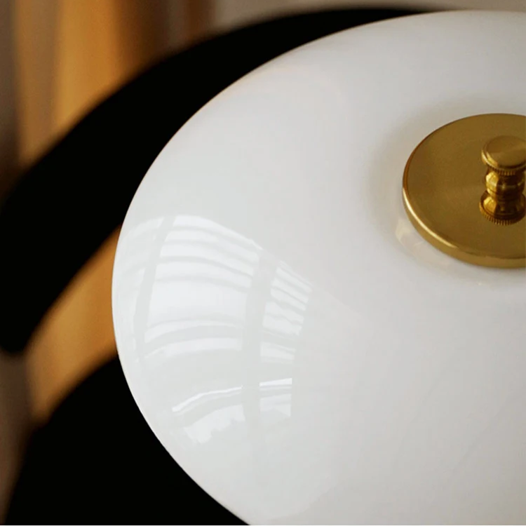 Moderne dansk LED bordlampe i skandinavisk stil, slankt jern- og glasdesign, varm glød, stilfuld belysning