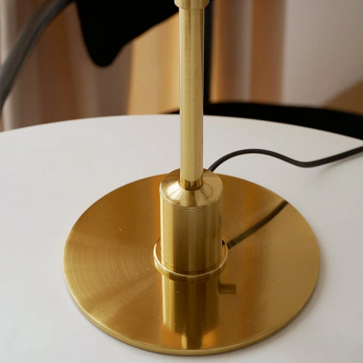 Moderne dansk LED bordlampe i skandinavisk stil, slankt jern- og glasdesign, varm glød, stilfuld belysning