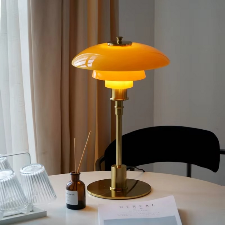 Moderne dansk LED bordlampe i skandinavisk stil, slankt jern- og glasdesign, varm glød, stilfuld belysning
