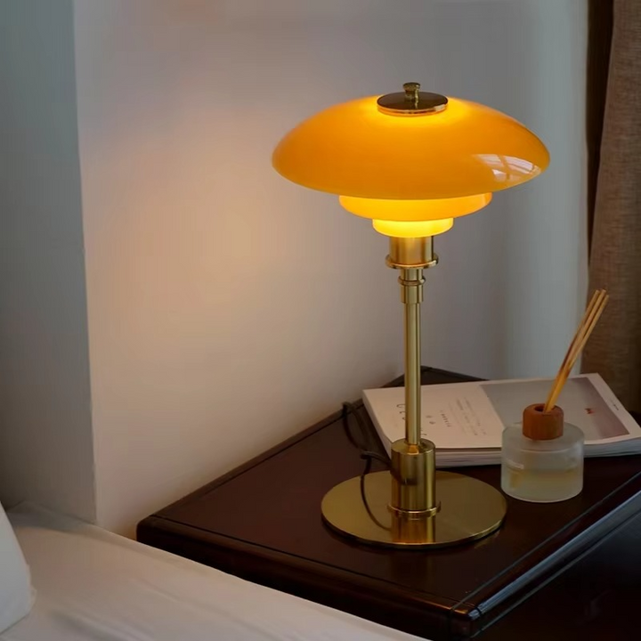 Moderne dansk LED bordlampe i skandinavisk stil, slankt jern- og glasdesign, varm glød, stilfuld belysning