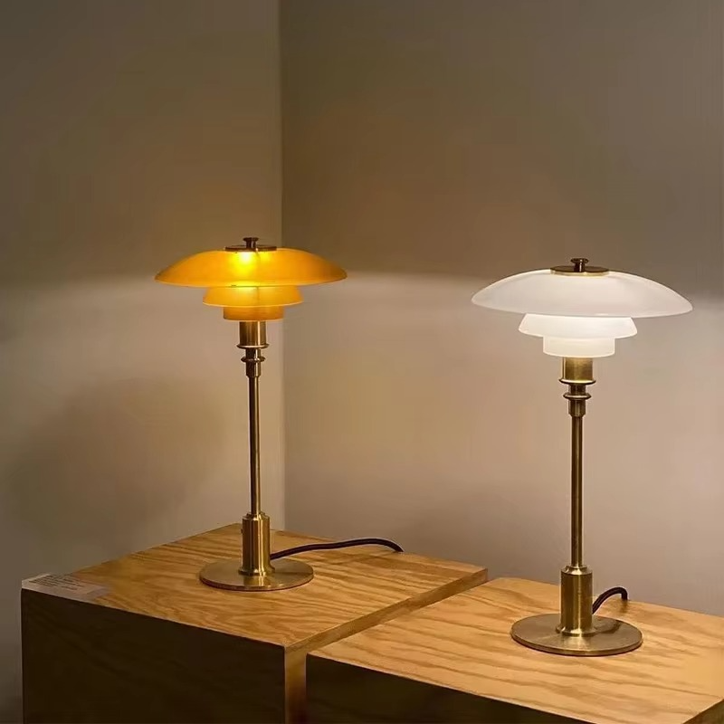 Moderne dansk LED bordlampe i skandinavisk stil, slankt jern- og glasdesign, varm glød, stilfuld belysning