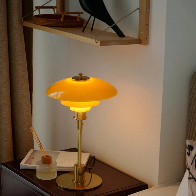 Moderne dansk LED bordlampe i skandinavisk stil, slankt jern- og glasdesign, varm glød, stilfuld belysning