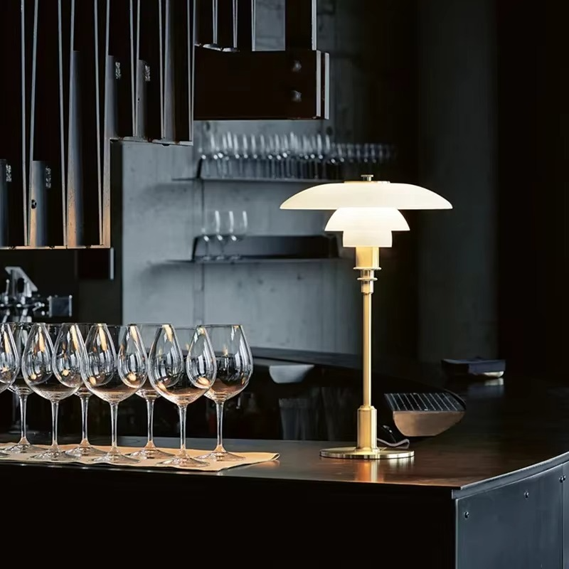 Moderne dansk LED bordlampe i skandinavisk stil, slankt jern- og glasdesign, varm glød, stilfuld belysning