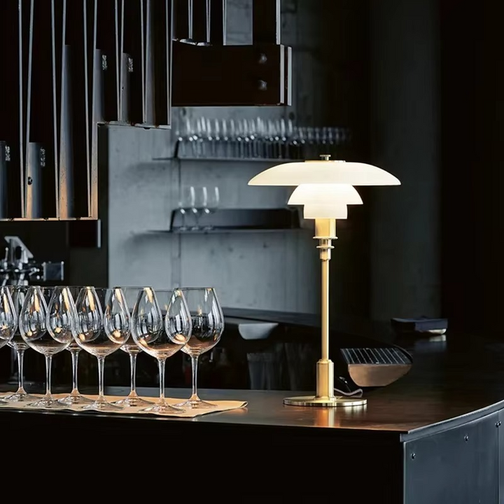 Moderne dansk LED bordlampe i skandinavisk stil, slankt jern- og glasdesign, varm glød, stilfuld belysning