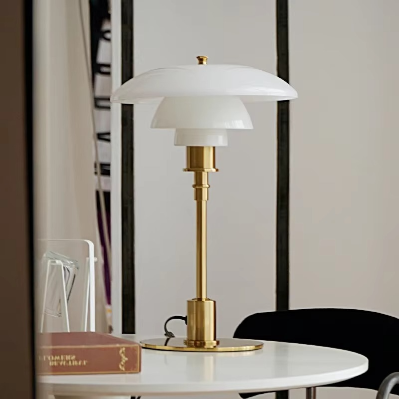 Moderne dansk LED bordlampe i skandinavisk stil, slankt jern- og glasdesign, varm glød, stilfuld belysning