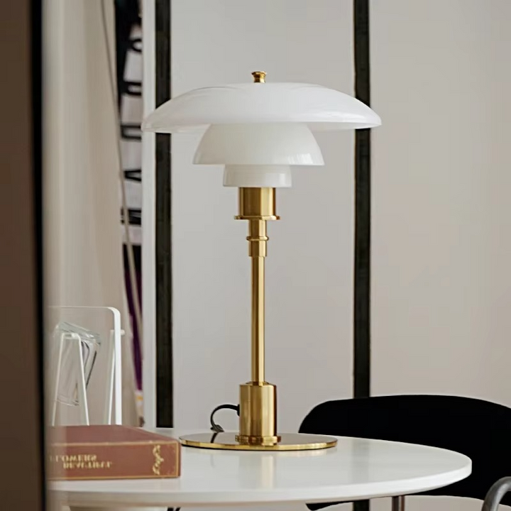Moderne dansk LED bordlampe i skandinavisk stil, slankt jern- og glasdesign, varm glød, stilfuld belysning
