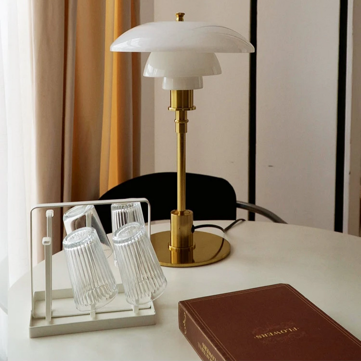 Moderne dansk LED bordlampe i skandinavisk stil, slankt jern- og glasdesign, varm glød, stilfuld belysning