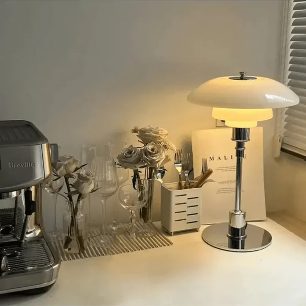 Moderne dansk LED bordlampe i skandinavisk stil, slankt jern- og glasdesign, varm glød, stilfuld belysning