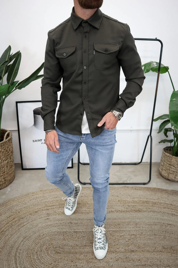 Herreskjortejakke i en flot armygrøn farve, med knapper, velegnet til alsidig styling og forskellige begivenheder.