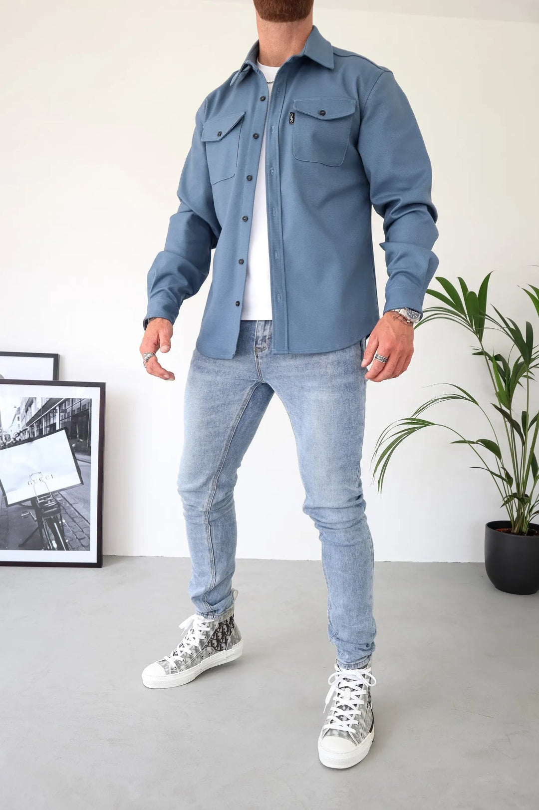 Herreskjortejakke i en flot armygrøn farve, med knapper, velegnet til alsidig styling og forskellige begivenheder.