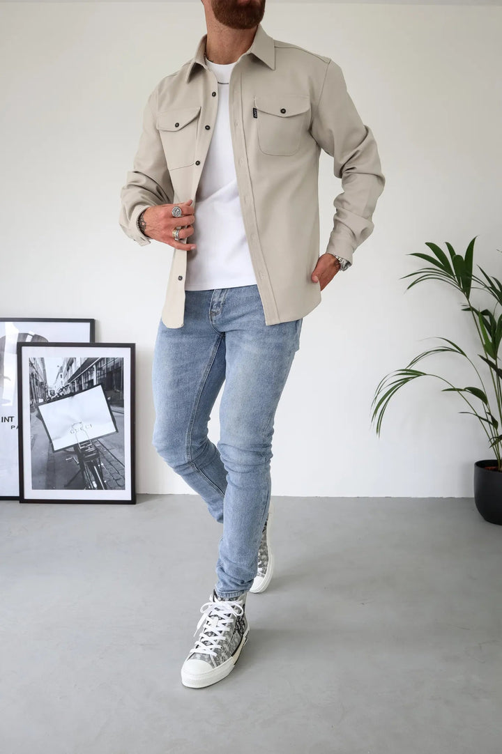 Herreskjortejakke i en flot armygrøn farve, med knapper, velegnet til alsidig styling og forskellige begivenheder.
