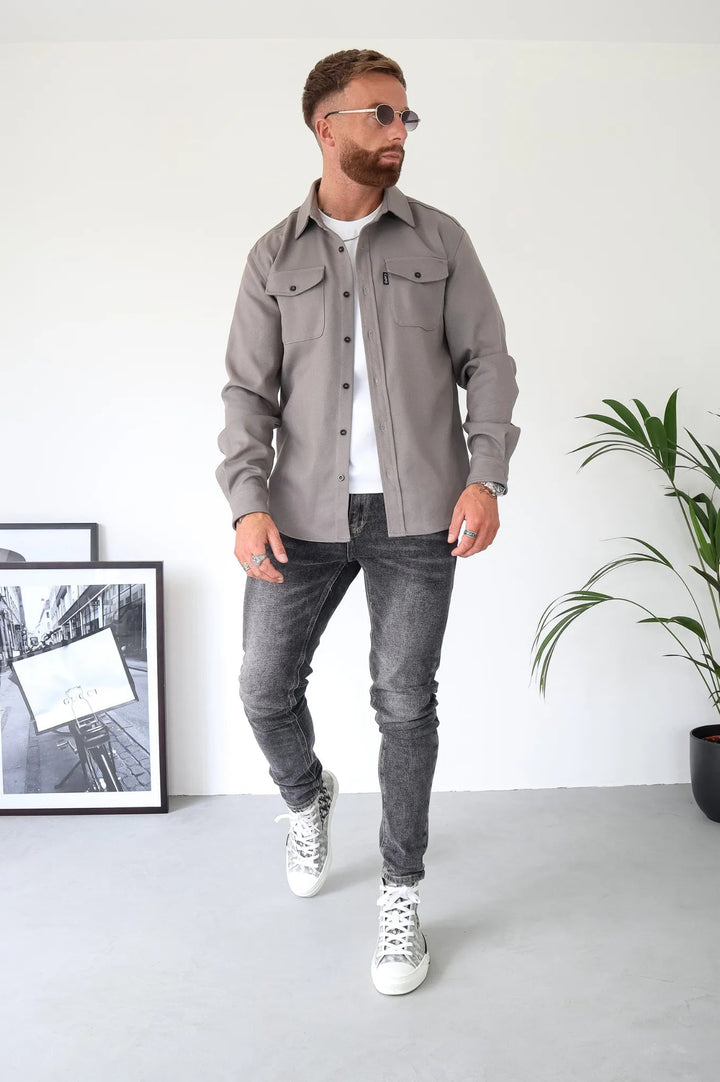 Herreskjortejakke i en flot armygrøn farve, med knapper, velegnet til alsidig styling og forskellige begivenheder.