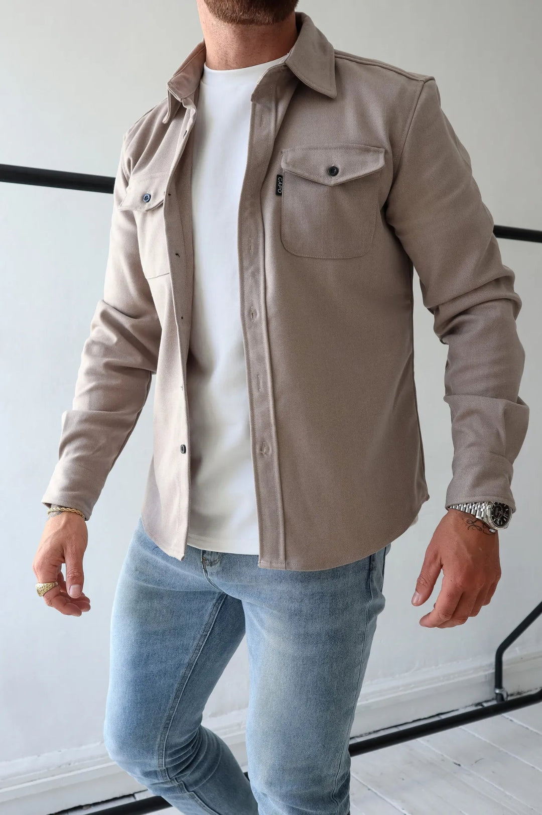 Herreskjortejakke i en flot armygrøn farve, med knapper, velegnet til alsidig styling og forskellige begivenheder.