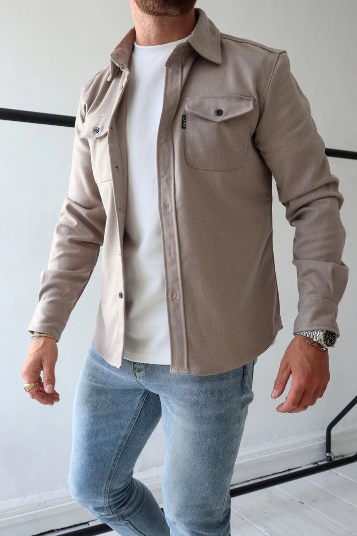 Herreskjortejakke i en flot armygrøn farve, med knapper, velegnet til alsidig styling og forskellige begivenheder.