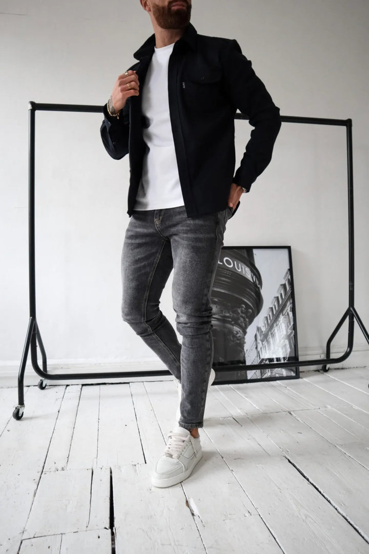 Herreskjortejakke i en flot armygrøn farve, med knapper, velegnet til alsidig styling og forskellige begivenheder.