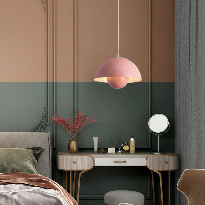 "Moderne hvid flowerpot loftslampe med skandinavisk design, justerbar højde og LED, hængende fra loftet i et stilfuldt hjem."
