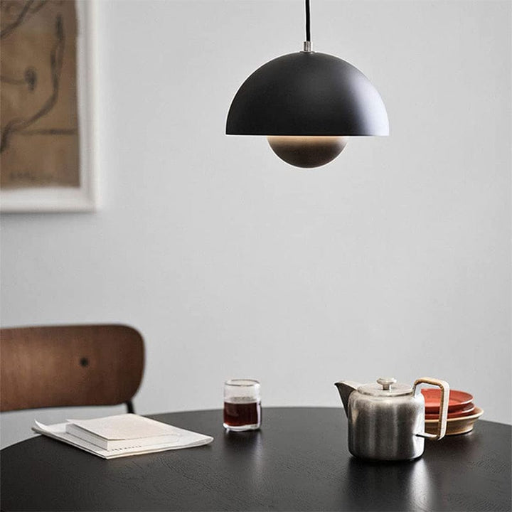 "Moderne hvid flowerpot loftslampe med skandinavisk design, justerbar højde og LED, hængende fra loftet i et stilfuldt hjem."