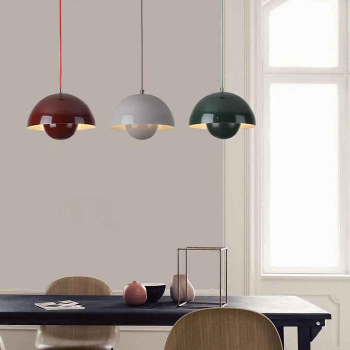 "Moderne hvid flowerpot loftslampe med skandinavisk design, justerbar højde og LED, hængende fra loftet i et stilfuldt hjem."