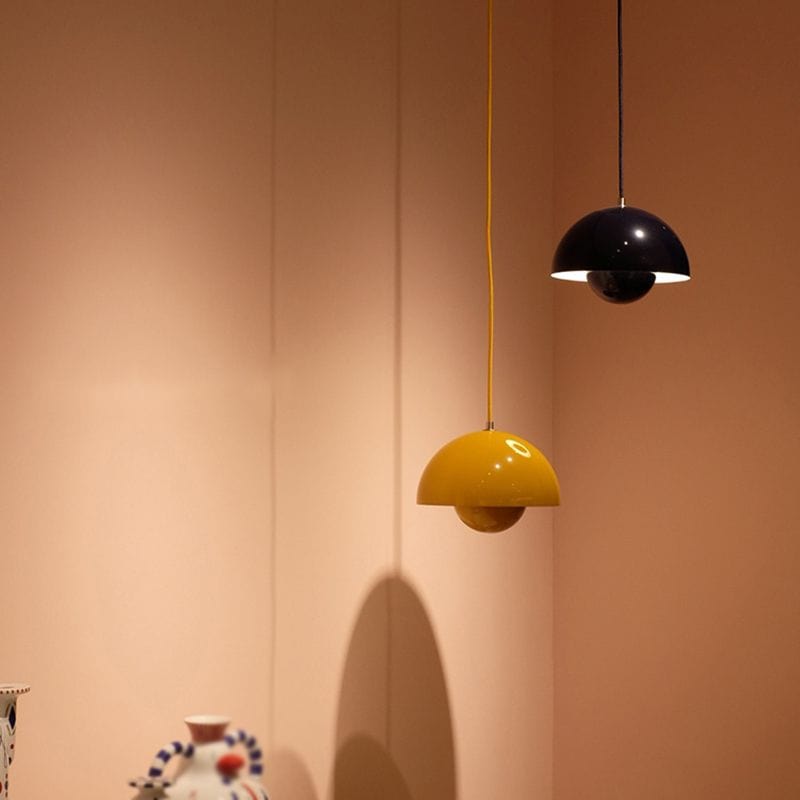 "Moderne hvid flowerpot loftslampe med skandinavisk design, justerbar højde og LED, hængende fra loftet i et stilfuldt hjem."