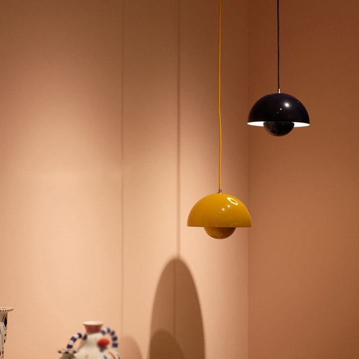 "Moderne hvid flowerpot loftslampe med skandinavisk design, justerbar højde og LED, hængende fra loftet i et stilfuldt hjem."