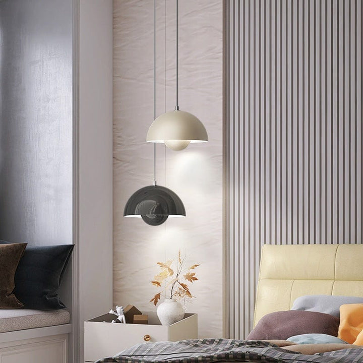 "Moderne hvid flowerpot loftslampe med skandinavisk design, justerbar højde og LED, hængende fra loftet i et stilfuldt hjem."
