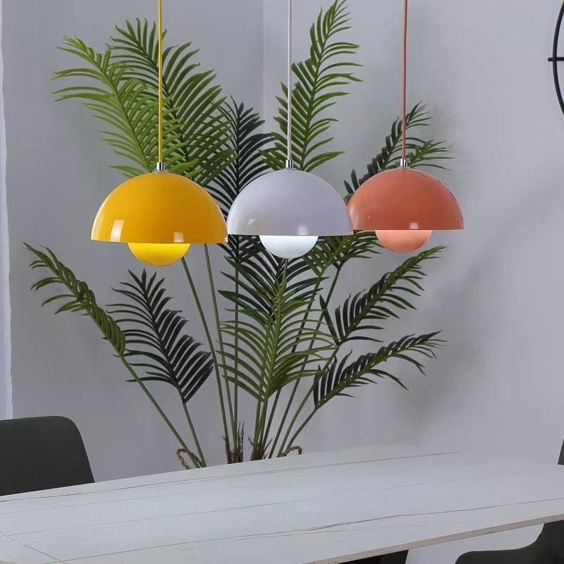 "Moderne hvid flowerpot loftslampe med skandinavisk design, justerbar højde og LED, hængende fra loftet i et stilfuldt hjem."