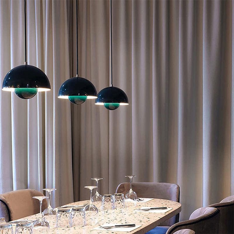 "Moderne hvid flowerpot loftslampe med skandinavisk design, justerbar højde og LED, hængende fra loftet i et stilfuldt hjem."