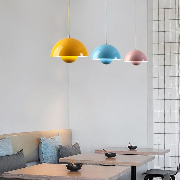 "Moderne hvid flowerpot loftslampe med skandinavisk design, justerbar højde og LED, hængende fra loftet i et stilfuldt hjem."