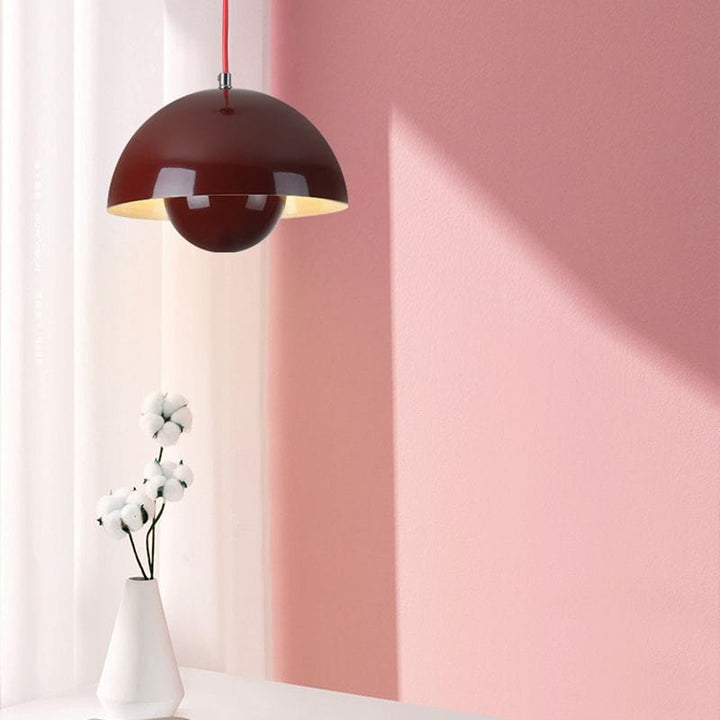 "Moderne hvid flowerpot loftslampe med skandinavisk design, justerbar højde og LED, hængende fra loftet i et stilfuldt hjem."