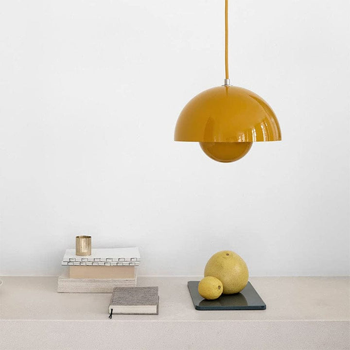 "Moderne hvid flowerpot loftslampe med skandinavisk design, justerbar højde og LED, hængende fra loftet i et stilfuldt hjem."