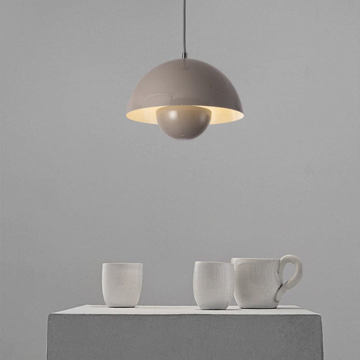 "Moderne hvid flowerpot loftslampe med skandinavisk design, justerbar højde og LED, hængende fra loftet i et stilfuldt hjem."