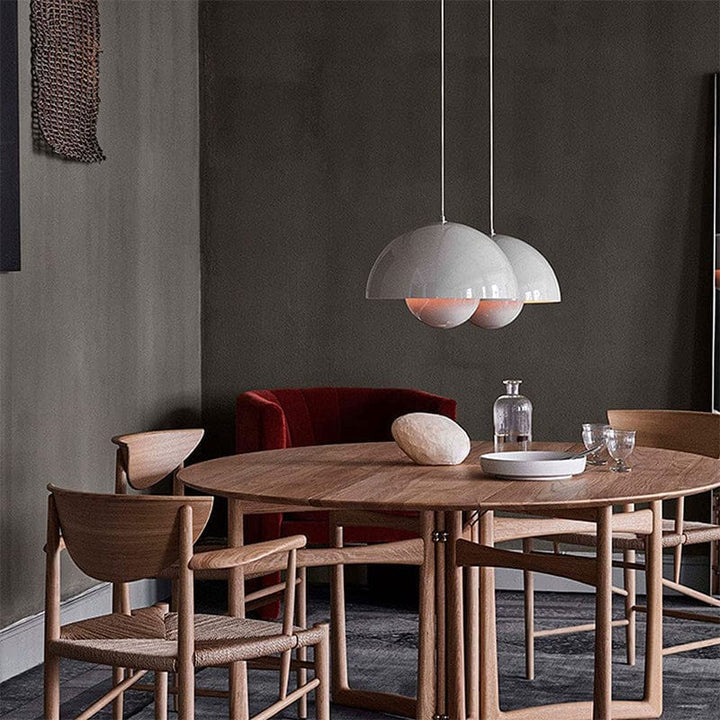 "Moderne hvid flowerpot loftslampe med skandinavisk design, justerbar højde og LED, hængende fra loftet i et stilfuldt hjem."