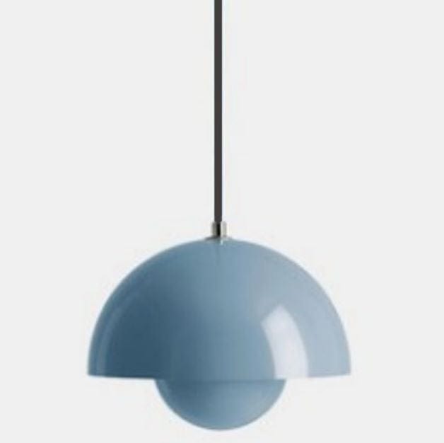 "Moderne hvid flowerpot loftslampe med skandinavisk design, justerbar højde og LED, hængende fra loftet i et stilfuldt hjem."