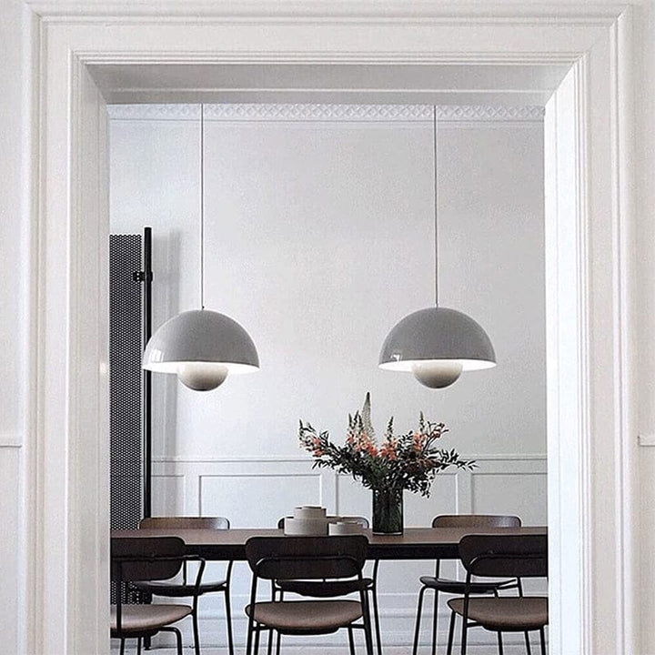 "Moderne hvid flowerpot loftslampe med skandinavisk design, justerbar højde og LED, hængende fra loftet i et stilfuldt hjem."