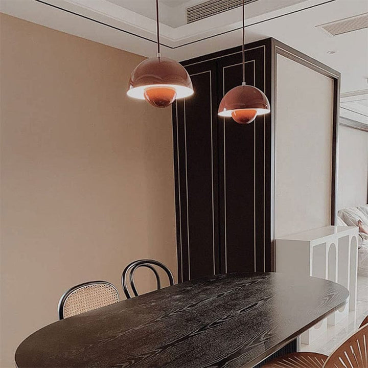 "Moderne hvid flowerpot loftslampe med skandinavisk design, justerbar højde og LED, hængende fra loftet i et stilfuldt hjem."