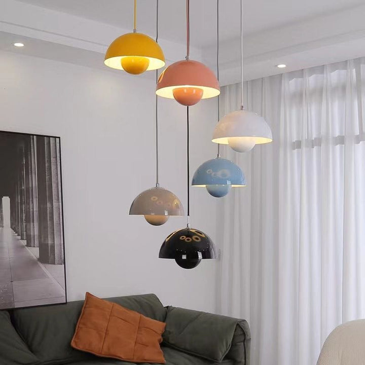 "Moderne hvid flowerpot loftslampe med skandinavisk design, justerbar højde og LED, hængende fra loftet i et stilfuldt hjem."