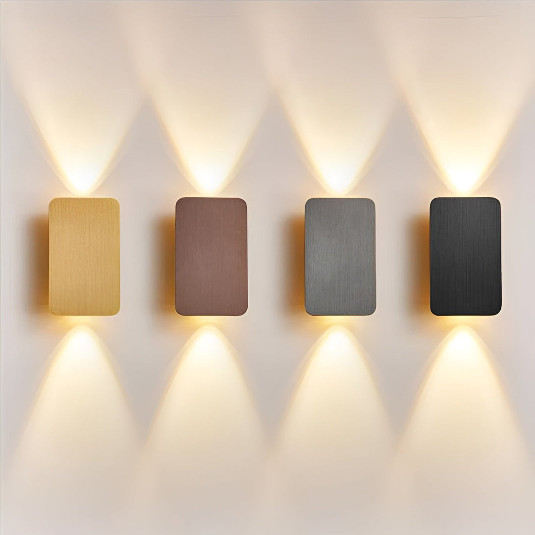"Moderne LED væglampe med slankt rektangulært design, børstet grå finish, op- og nedadgående lys til stilfuld indretning."