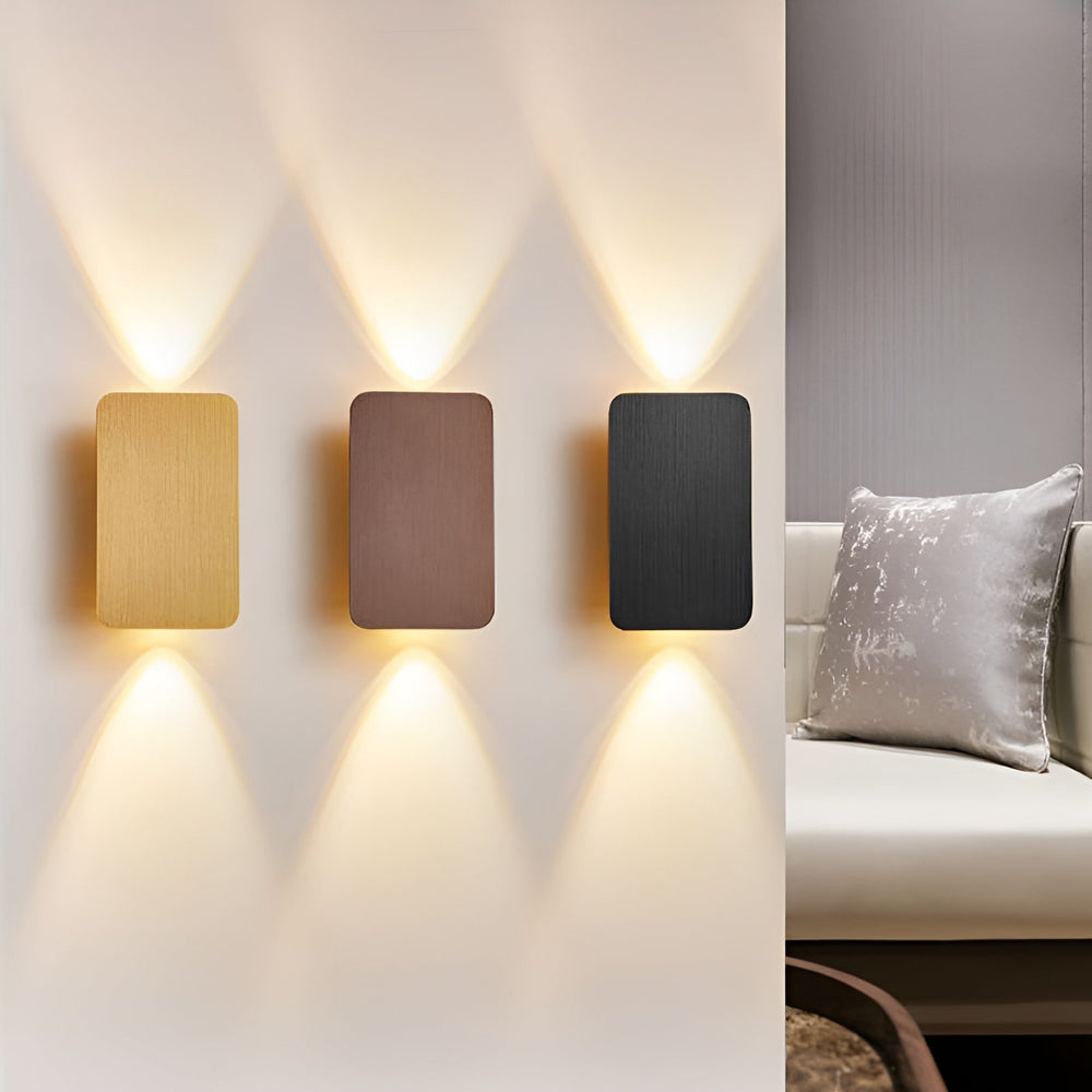 "Moderne LED væglampe med slankt rektangulært design, børstet grå finish, op- og nedadgående lys til stilfuld indretning."