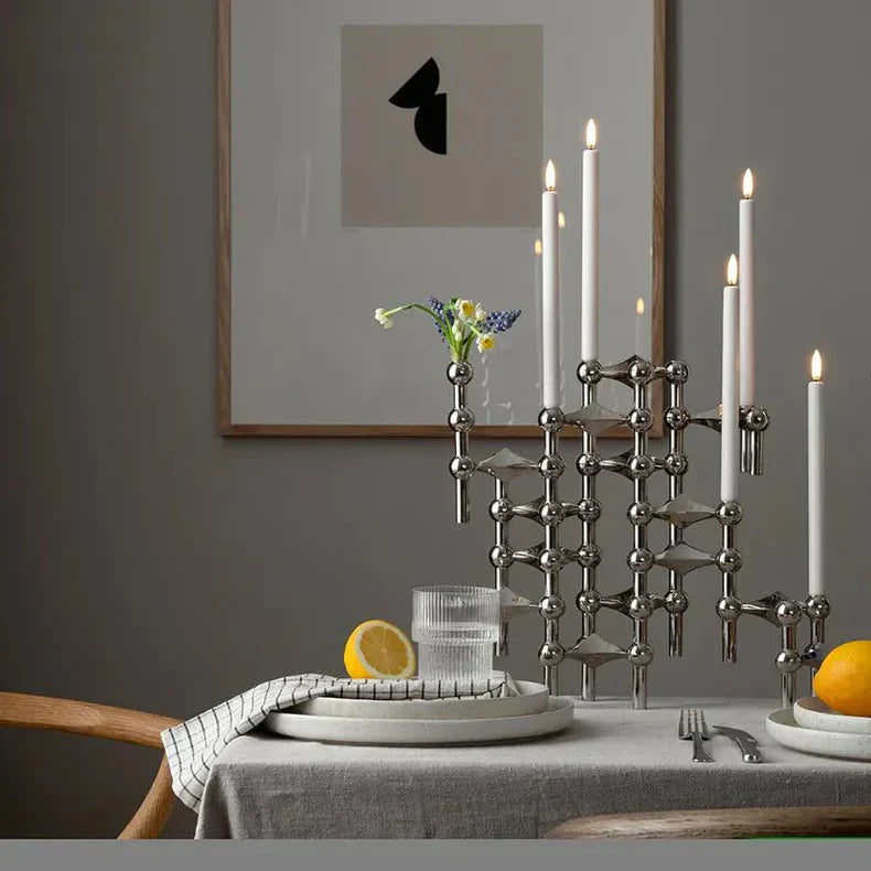 "Moderne molekylær design lysestage med gylden finish i elegant struktur, ideel til luksuriøs hjemmedekoration"