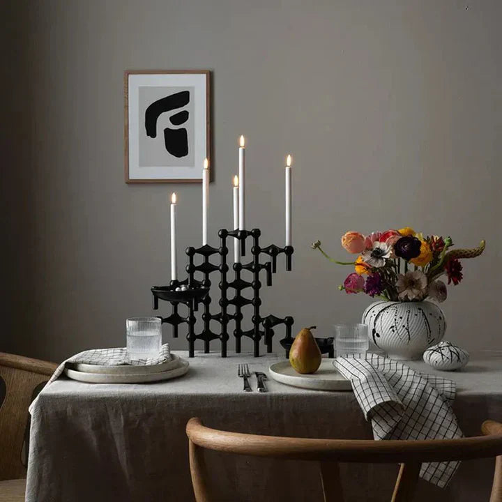 "Moderne molekylær design lysestage med gylden finish i elegant struktur, ideel til luksuriøs hjemmedekoration"