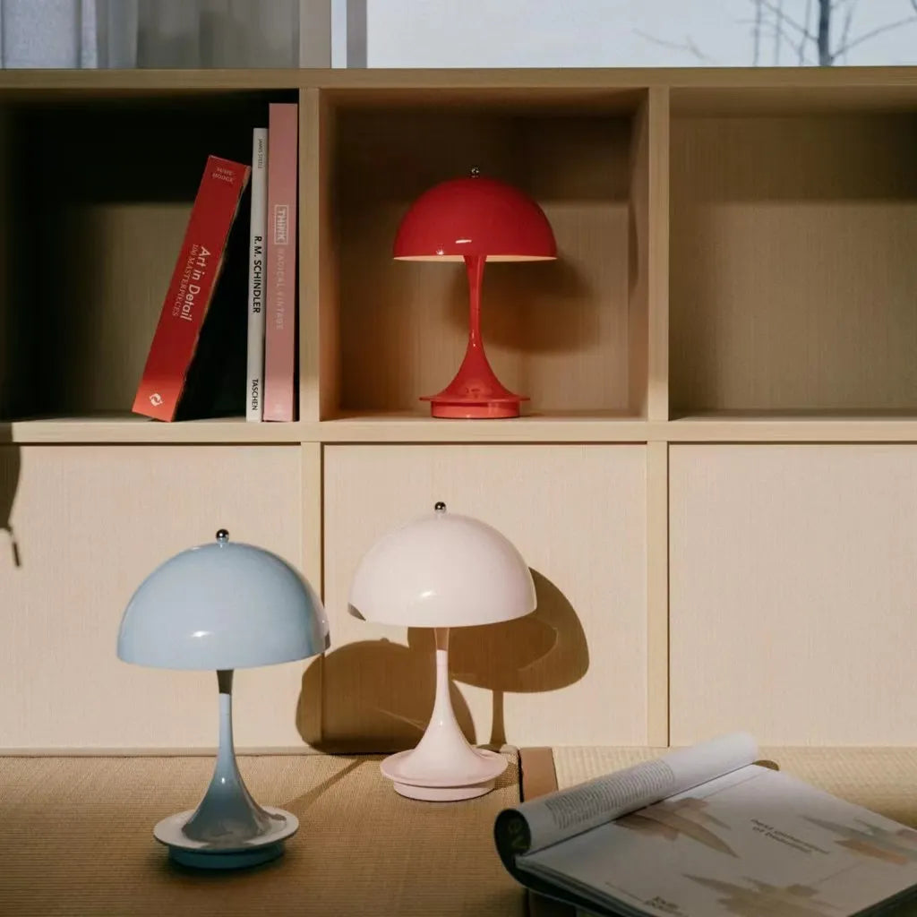 "Moderne trådløs bordlampe med hvid metallisk finish, elegant design, transportabel og genopladelig med justerbar LED"