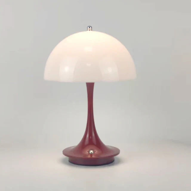 "Moderne trådløs bordlampe med hvid metallisk finish, elegant design, transportabel og genopladelig med justerbar LED"