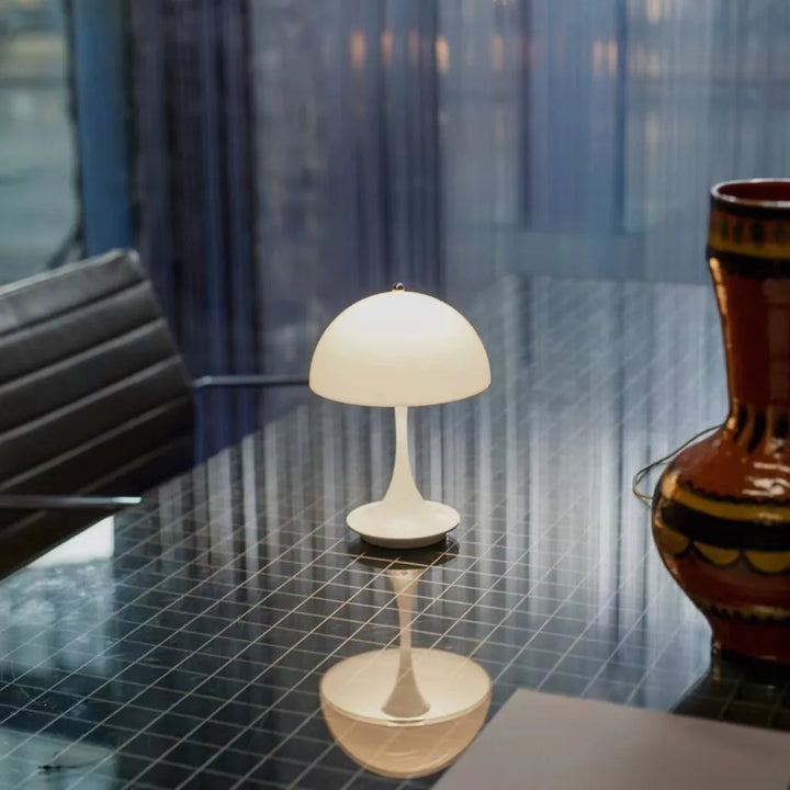"Moderne trådløs bordlampe med hvid metallisk finish, elegant design, transportabel og genopladelig med justerbar LED"