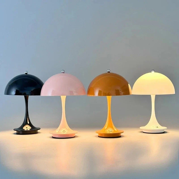"Moderne trådløs bordlampe med hvid metallisk finish, elegant design, transportabel og genopladelig med justerbar LED"