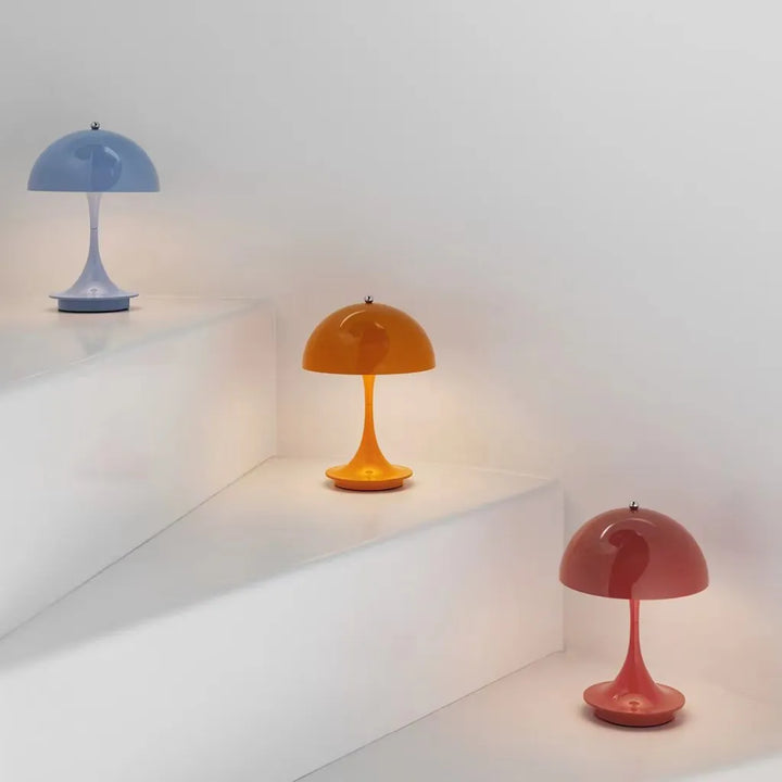 "Moderne trådløs bordlampe med hvid metallisk finish, elegant design, transportabel og genopladelig med justerbar LED"