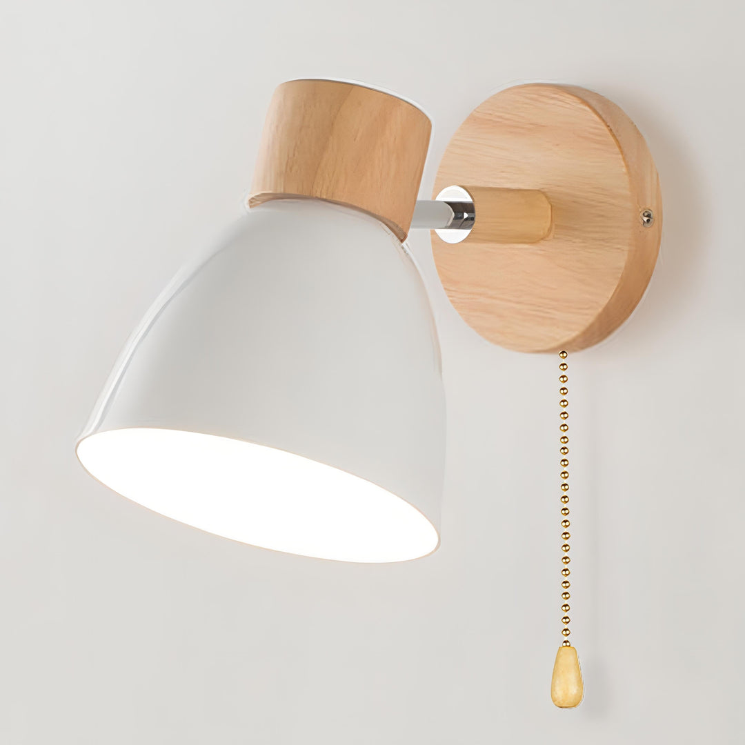 "Nordisk moderne væglampe med træafbryder, elegant design, grå lampe monteret på lys væg, skaber varm atmosfære."