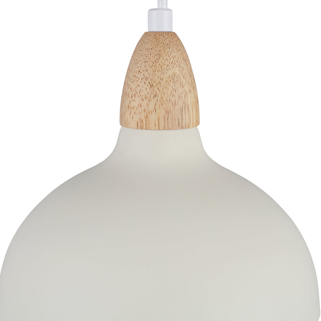 Oak pendel Ø19 i nude med trædetalje, stilren og elegant, ideel til indendørs belysning i moderne og klassiske hjem.