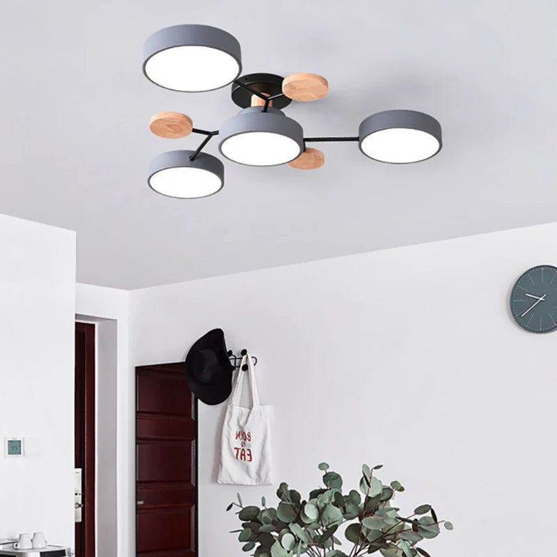 OLAN moderne loftlampe. Stilren hjemmebelysning med håndlavet accent og justerbart trefarvet lys.